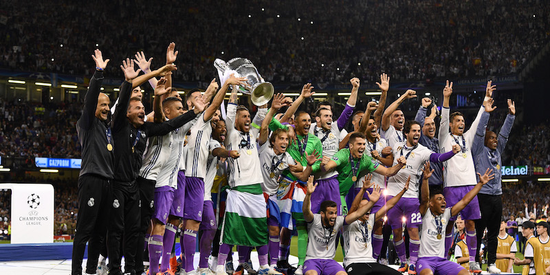 Một người h&ugrave;ng lặng lẽ giữa đ&ecirc;m Champions League.