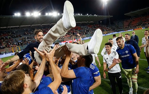 Cesc Fabregas gây sốt với bài phát biểu khi Como có vé C1