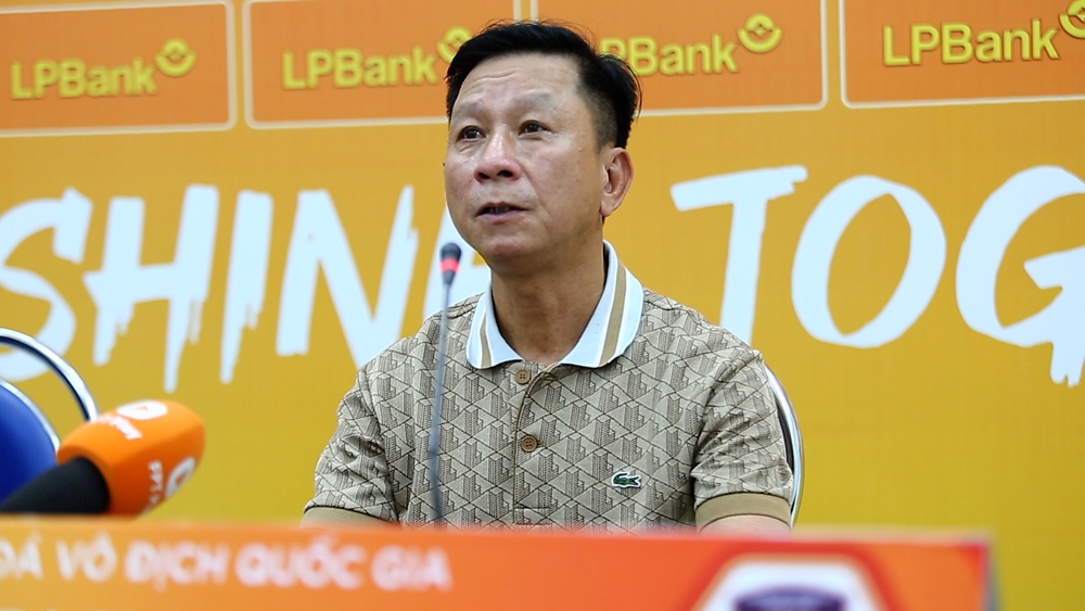 Tin bóng đá - HLV Văn Sỹ Sơn ngỡ ngàng khi bị VFF cấm chỉ đạo hai trận