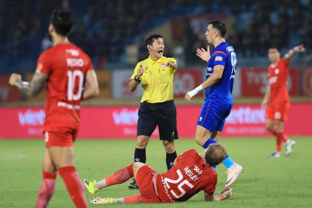 Trọng tài V-League bị đình chỉ vì thổi phạt đền chưa chính xác
