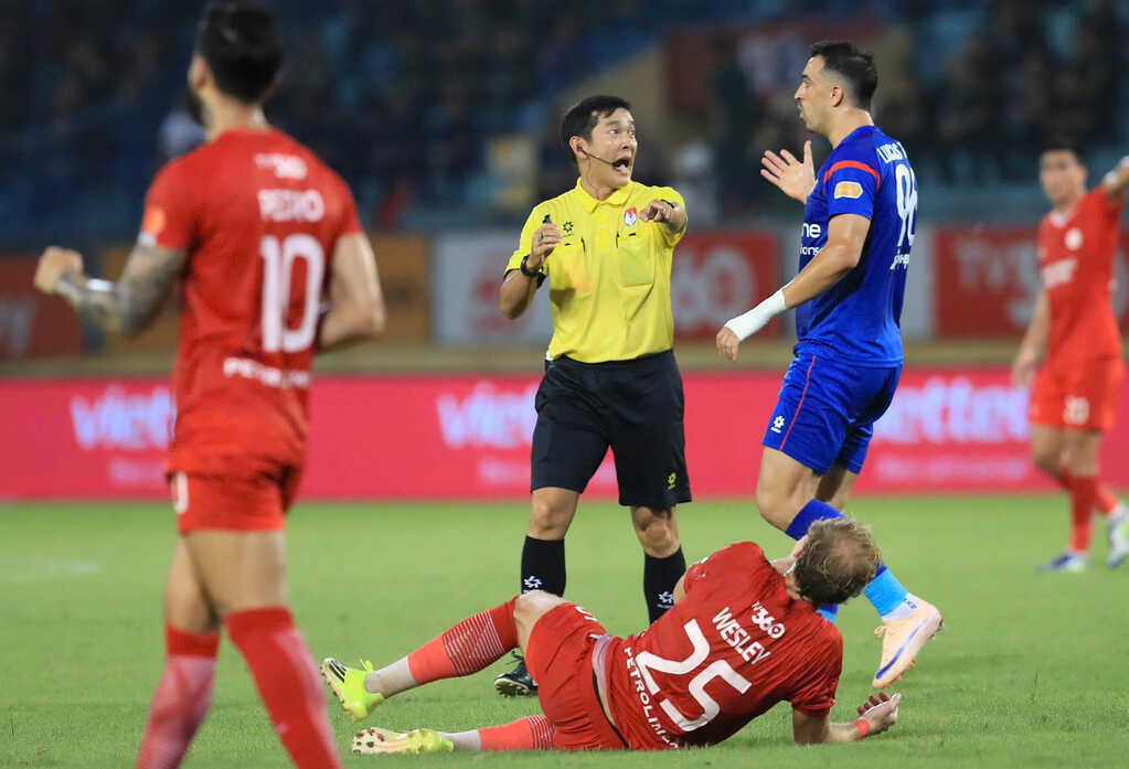 Trọng tài V-League tưởng tưởng ra 11m nhận án phạt nặng