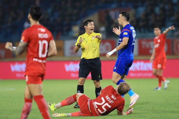 VFF treo còi trọng tài Trần Ngọc Nhớ vì thổi phạt đền tưởng tượng