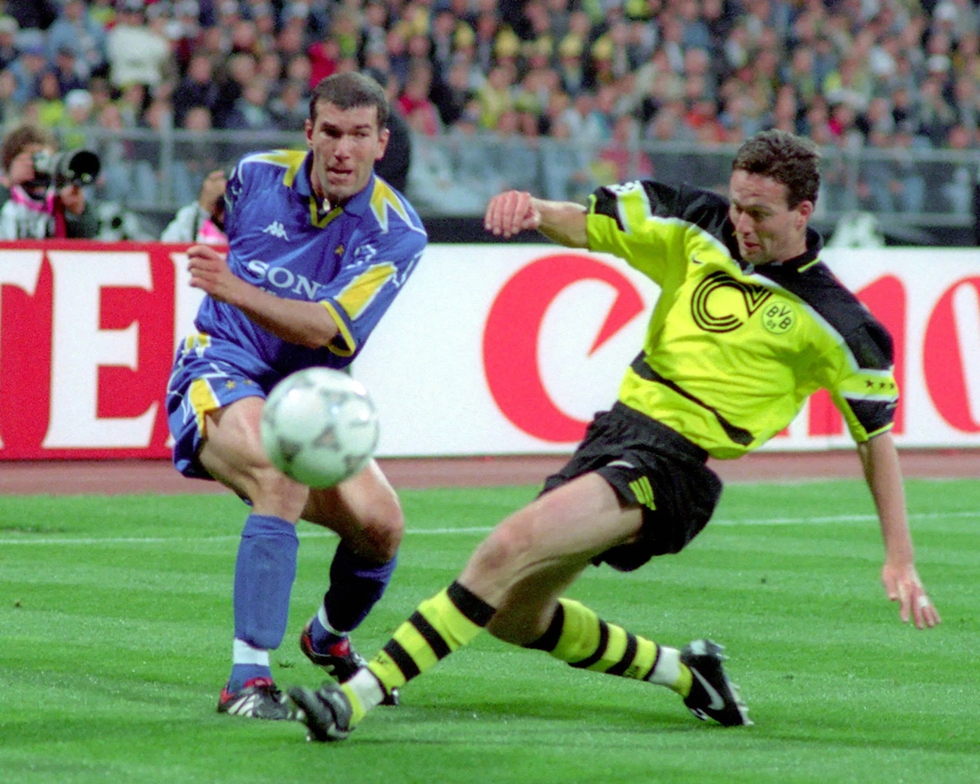 Paul Lambert kh&ocirc;ng cho Zidane c&oacute; nhiều cơ hội tỏa s&aacute;ng ở trận chung kết Champions League năm 1997.