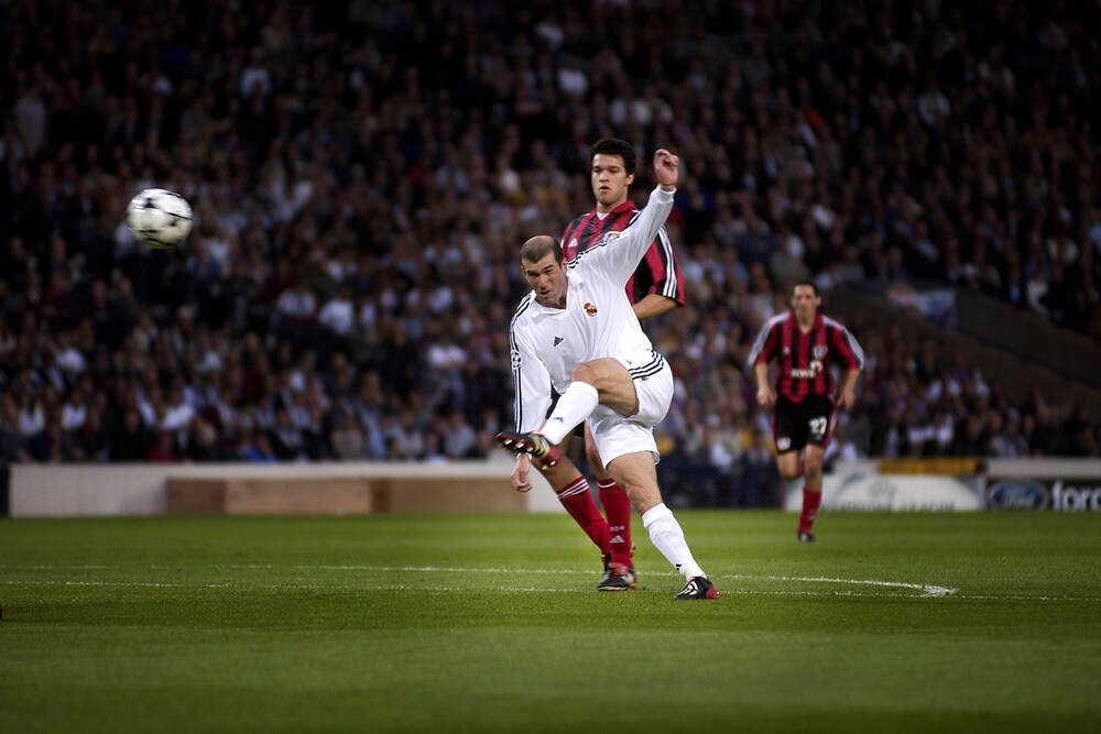 Zinedine Zidane v&agrave; khoảnh khắc kinh điển trong trận chung kết Champions League năm 2002.