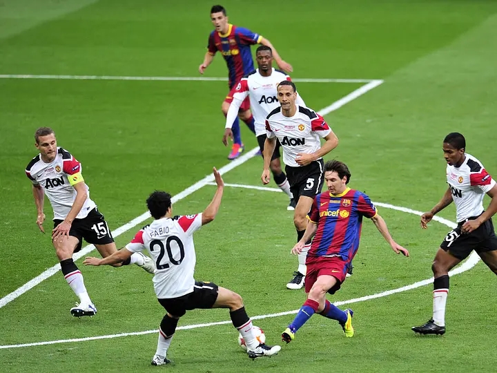 Lionel Messi như nhảy m&uacute;a giữa v&ograve;ng v&acirc;y c&aacute;c cầu thủ Man Utd.