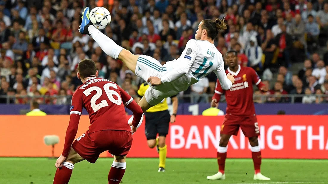 Gareth Bale v&agrave; pha ngả b&agrave;n đ&egrave;n đẹp mắt tung lưới Liverpool.