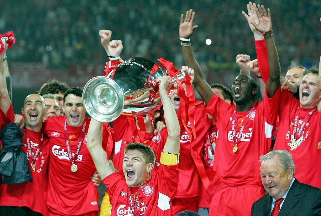 Steven Gerrard v&agrave; đồng đội đăng quang c&uacute;p C1 m&ugrave;a 2004/05 sau m&agrave;n ngược d&ograve;ng lịch sử.