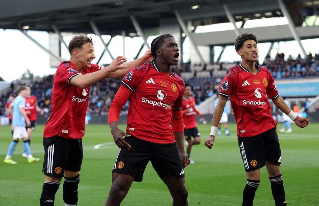 Godwill Kukonki ăn mừng c&ugrave;ng đồng đội sau b&agrave;n thắng ở chung kết FA Youth Cup.