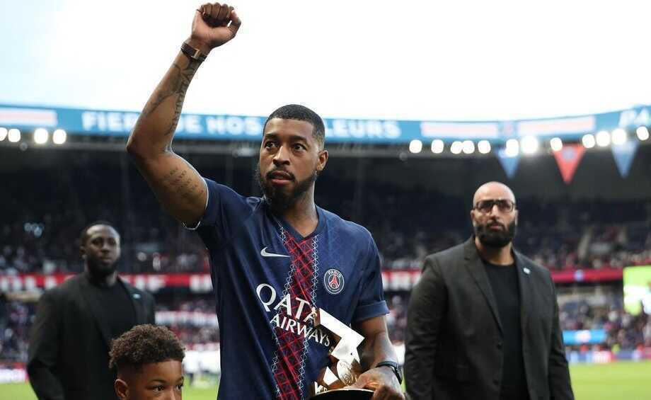 Kimpembe vinh dự mang cúp ra sân ở chung kết C1 của PSG