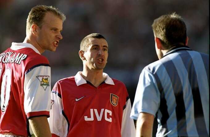 Hàng thủ của Arsenal được ví như `taxi London`