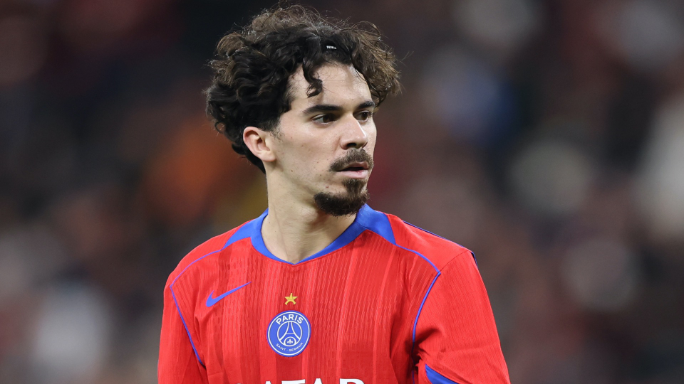Tiền vệ PSG vẫn gặp kh&oacute; ở c&aacute;c pha đấu tay đ&ocirc;i.