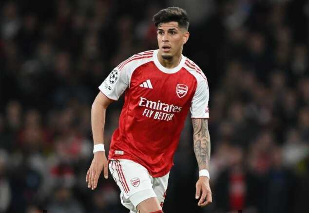 Hincapie mang đến sức mạnh, lối đ&aacute; ph&ograve;ng ngự quyết liệt cho Arsenal.