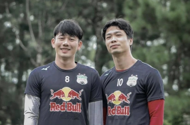 C&ocirc;ng Phượng v&agrave; Minh Vương trong m&agrave;u &aacute;o HAGL.