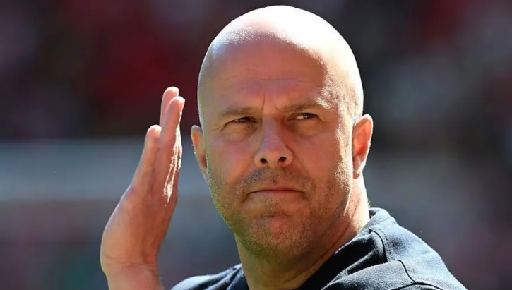 Lỗ hổng quyền lực đẩy Arne Slot rời khỏi Anfield
