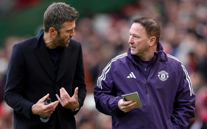 Allan Russell gọi trợ lý Steve Holland của MU là thiên tài