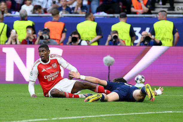 Arsenal đã may mắn khi Mosquera không nhận thẻ đỏ