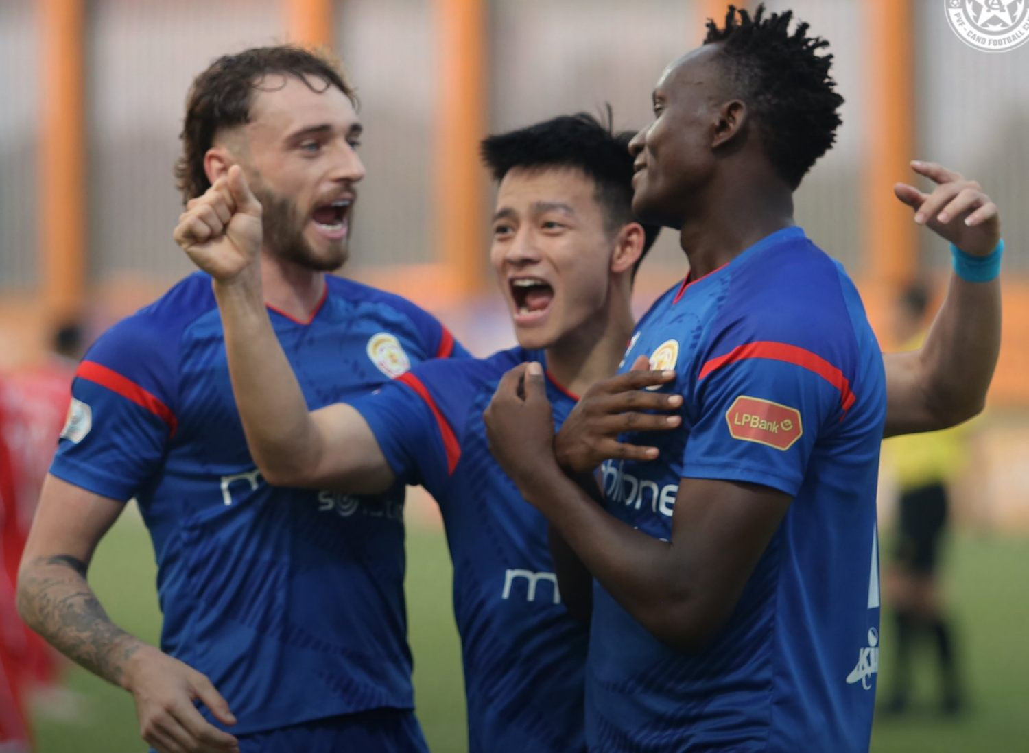 Bộ đôi U23 Việt Nam tỏa sáng, PVF-CAND níu hy vọng trụ hạng