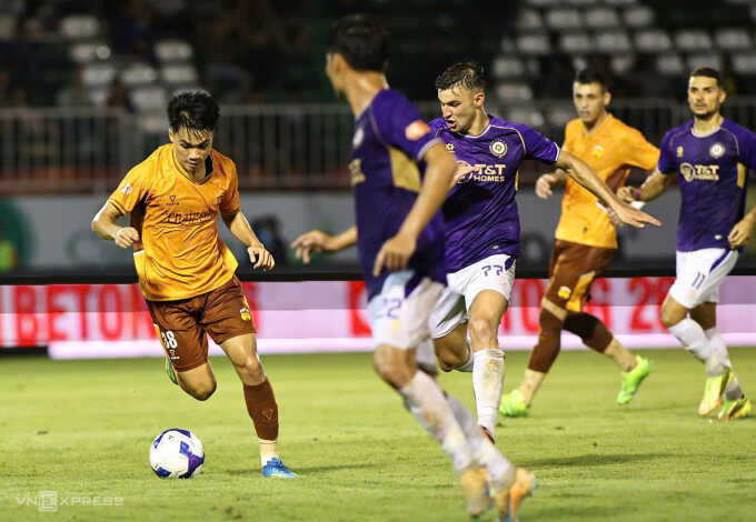 HLV Harry Kewell: `HAGL không chơi bóng đá`