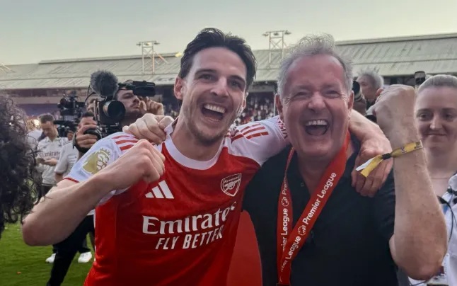 Piers Morgan thấy ~nực cười~ khi CĐV Tottenham và Chelsea chế nhạo Arsenal