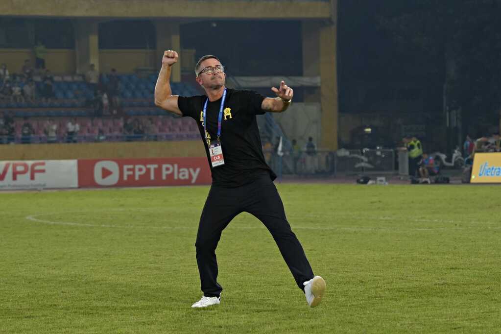 HLV Harry Kewell đang gi&uacute;p H&agrave; Nội FC trở th&agrave;nh một tập thể đ&aacute;ng theo d&otilde;i tại V-League. Ảnh: H&agrave; Nội FC.