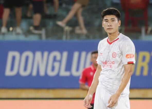 Nh&acirc;m Mạnh Dũng l&agrave; người ghi b&agrave;n cho Viettel.