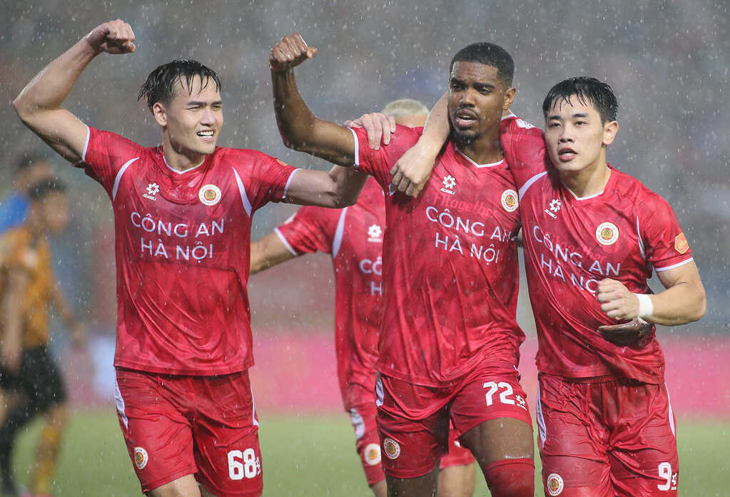 Vòng 25 V-League: CAHN vui nâng cúp, căng thẳng đua trụ hạng