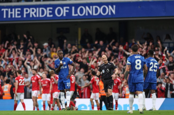 Carragher: `Chelsea thảm bại là điều tốt cho bóng đá`