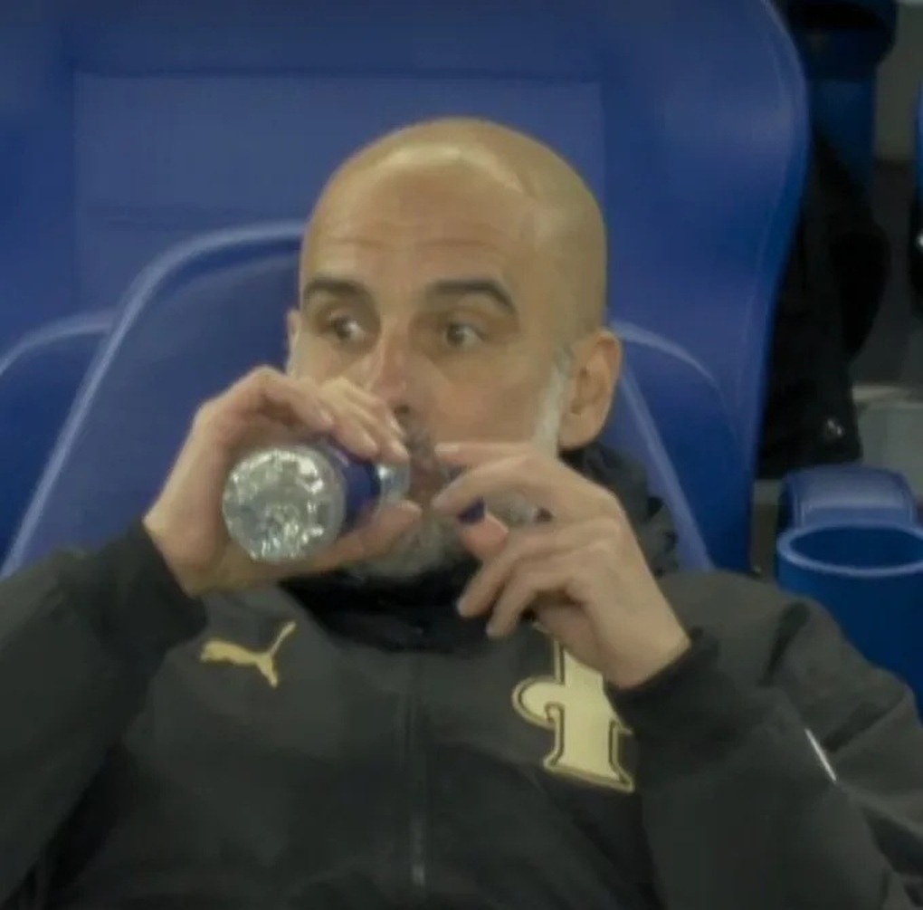 CĐV Arsenal chế giễu Man City dâng chức vô địch Premier League cho đội nhà - 2