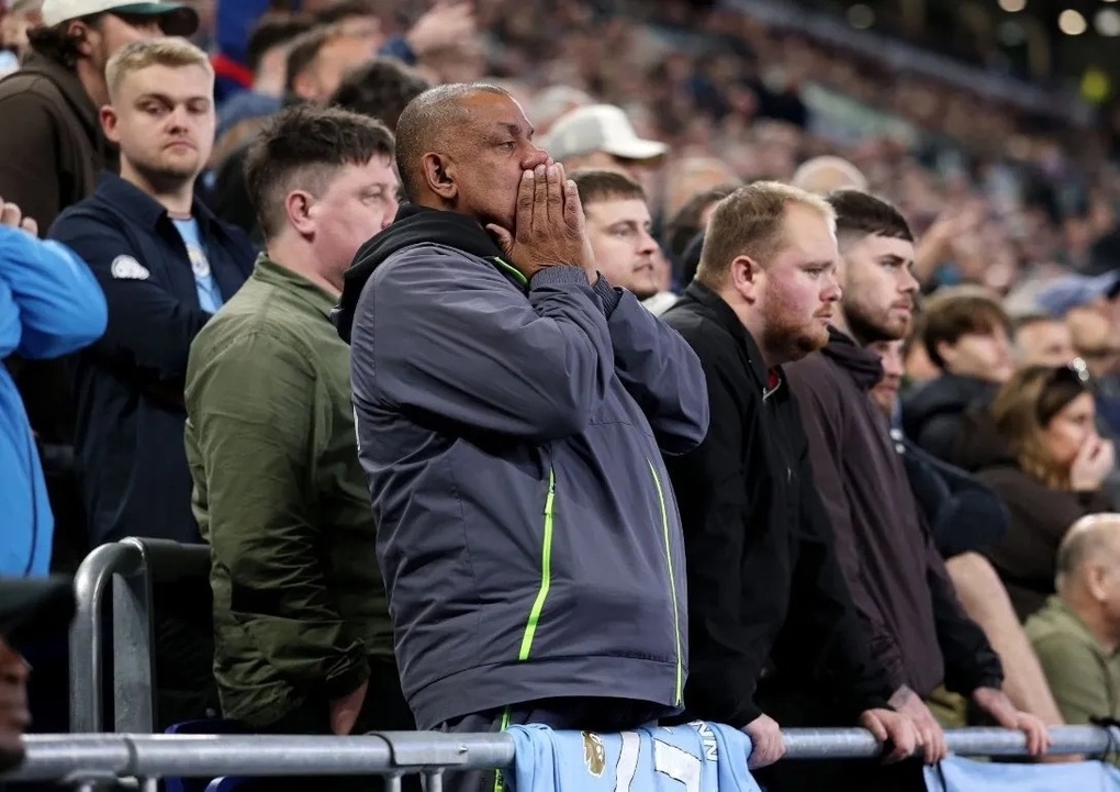 CĐV Arsenal chế giễu Man City dâng chức vô địch Premier League cho đội nhà - 4