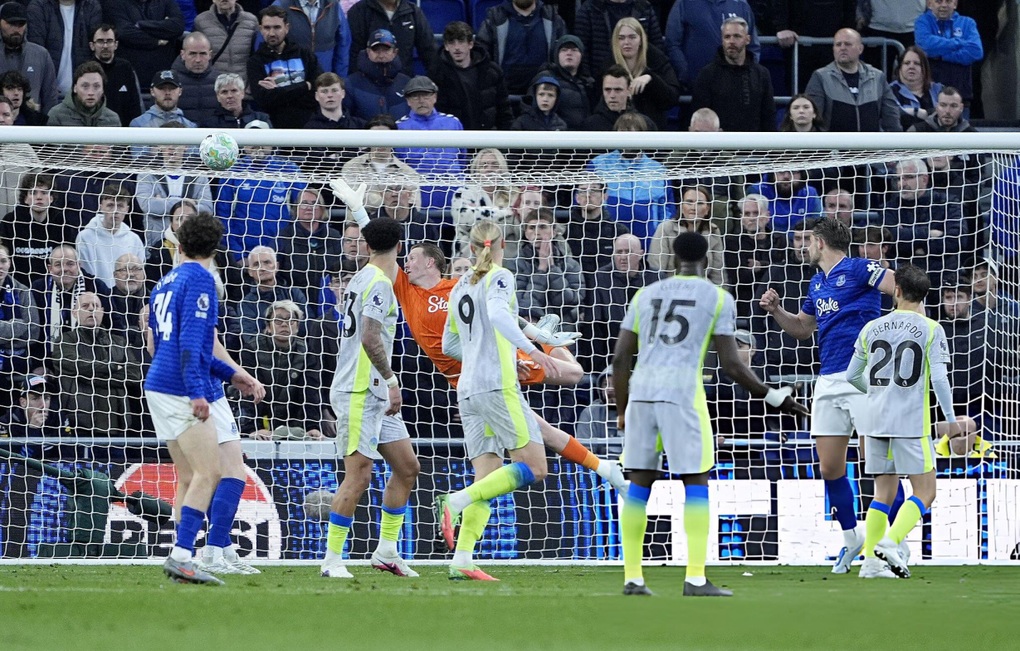 Man City hòa nghẹt thở Everton, Arsenal hưởng lợi lớn - 2