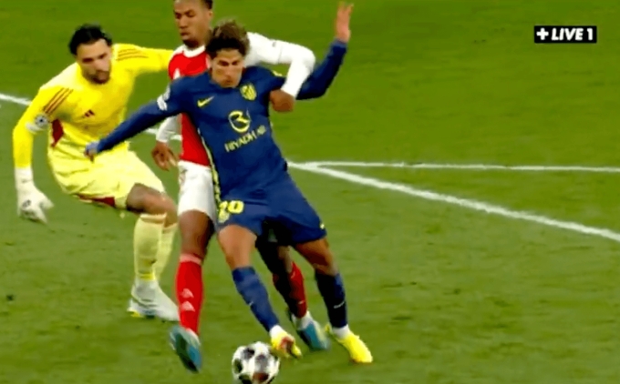 Tranh cãi về hai lần Arsenal thoát phạt trước Atletico