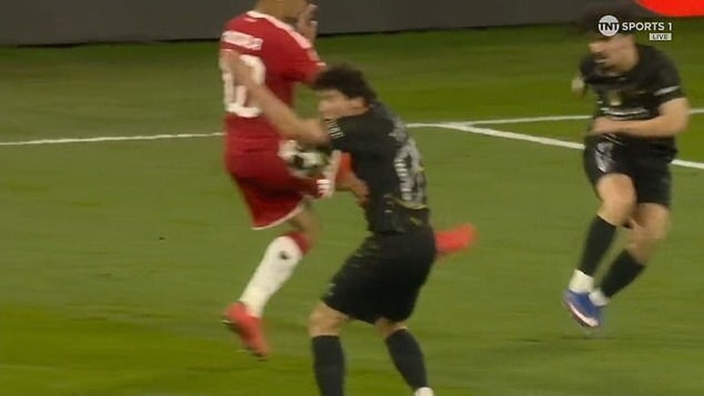 Điều luật ít người biết giúp PSG thoát khỏi phạt đền trước Bayern Munich