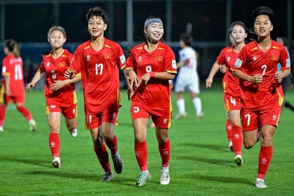 Hai siêu phẩm sút phạt đưa U17 nữ Việt Nam vào tứ kết giải châu Á