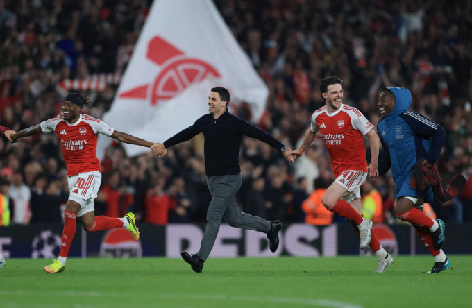 Carragher: `Arsenal cần thắng hai trận nữa để trở thành bất tử`