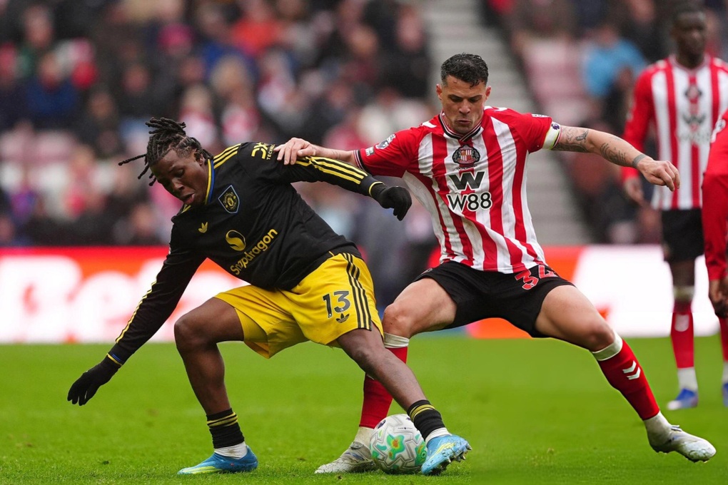 Man Utd chia điểm với Sunderland, cuộc đua top 3 chưa ngã ngũ - 2