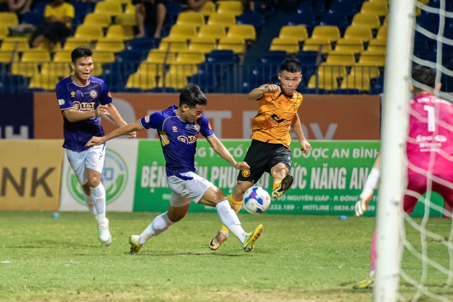 Sao U23 Việt Nam hóa người hùng, Thanh Hóa thắng khó tin Hà Nội