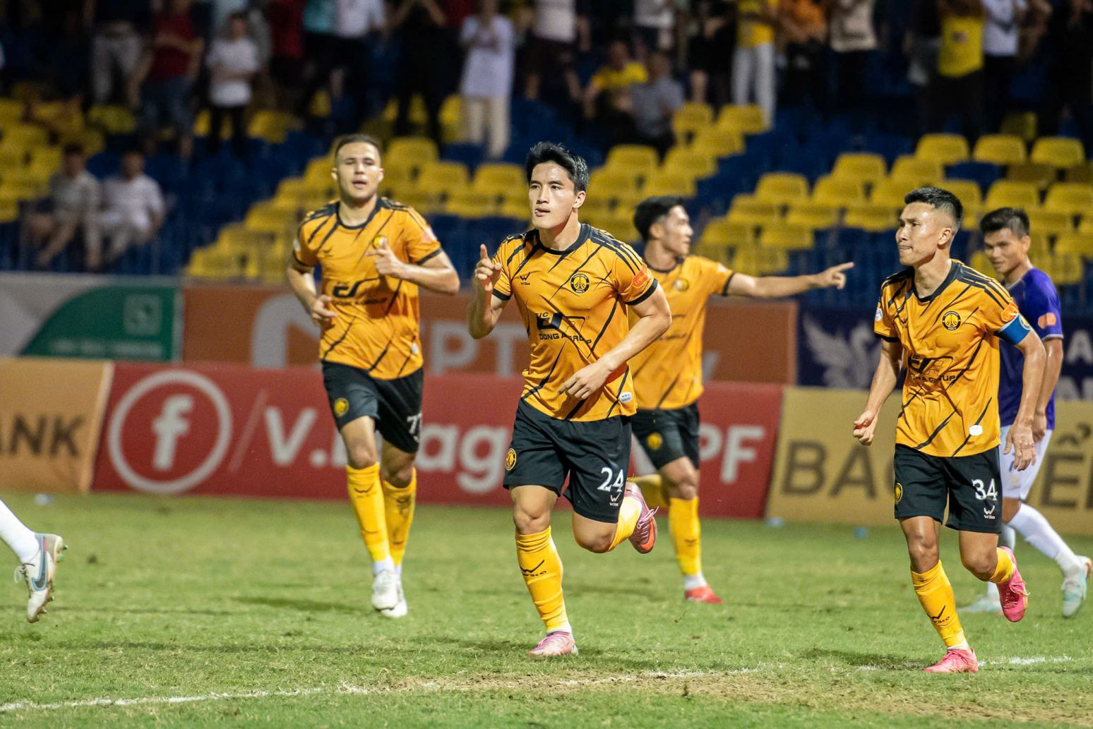 https://static-images.vnncdn.net/vps_images_publish/000001/000003/2026/5/9/thanh-hoa-vs-ha-noi-2-1943.jpg
