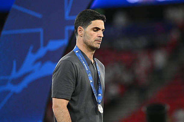 Mikel Arteta su&yacute;t ch&uacute;t nữa đ&atilde; th&agrave;nh c&ocirc;ng trong việc đ&aacute;nh bại PSG.