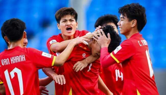 CĐV Thái Lan ngỡ ngàng trước hat-trick của Công Hậu