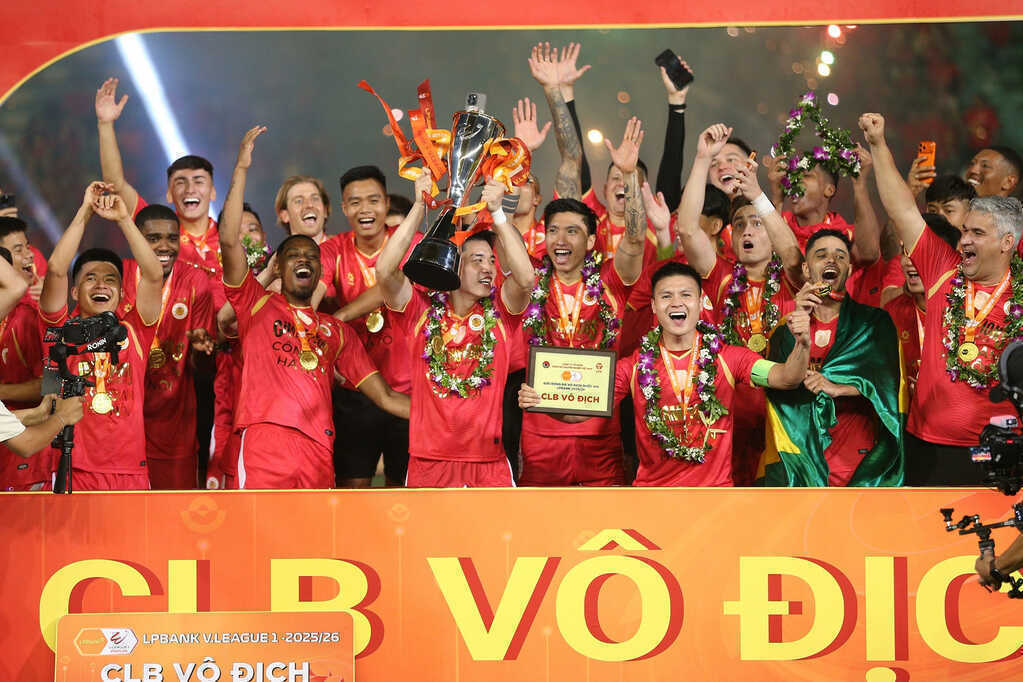 Khoảnh khắc CAHN nâng Cúp vô địch V-League đầy cảm xúc