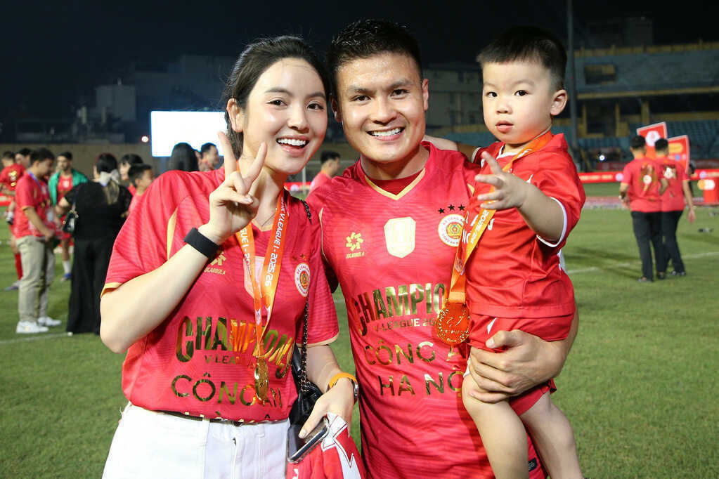 Doãn Hải My, Chu Thanh Huyền cực xinh trong ngày CAHN nâng Cúp