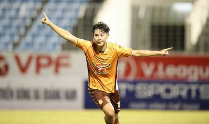 Trần Gia Bảo ghi b&agrave;n thắng đầu ti&ecirc;n tại V.League ở tuổi 16. 