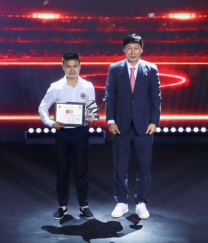 Quang Hải hay nhất V-League 2025-2026