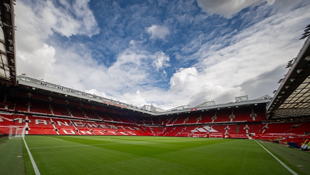 MU lắp lớp bảo vệ quanh sân Old Trafford để tránh chấn thương