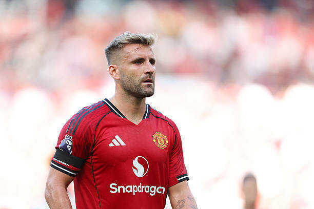 Shaw c&oacute; thể phải giảm lương để ở lại Old Trafford. 