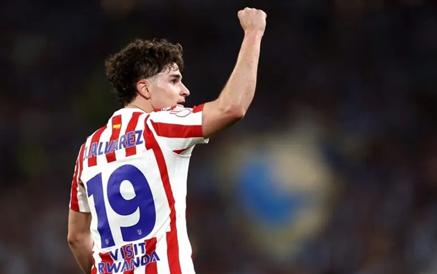 Barcelona lấy đâu ra tiền mua Julian Alvarez và Anthony Gordon?