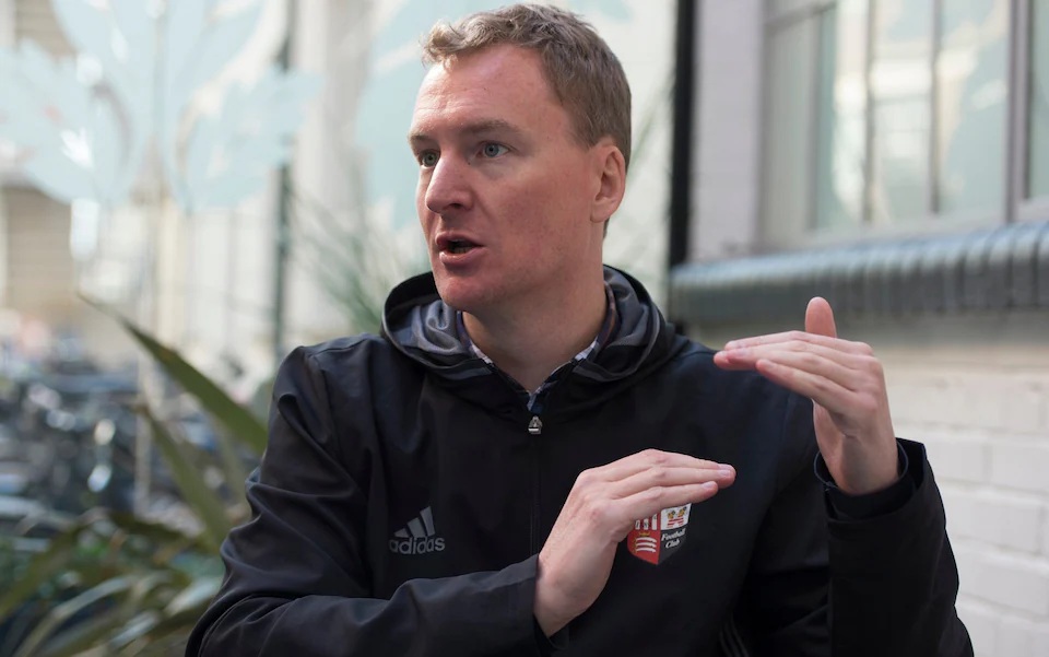 Phil Giles l&agrave; người quản trị rủi ro của Brentford.