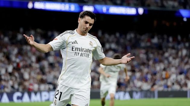 Ng&ocirc;i sao Morocco từng gi&agrave;nh Scudettto trong m&agrave;u &aacute;o AC Milan.
