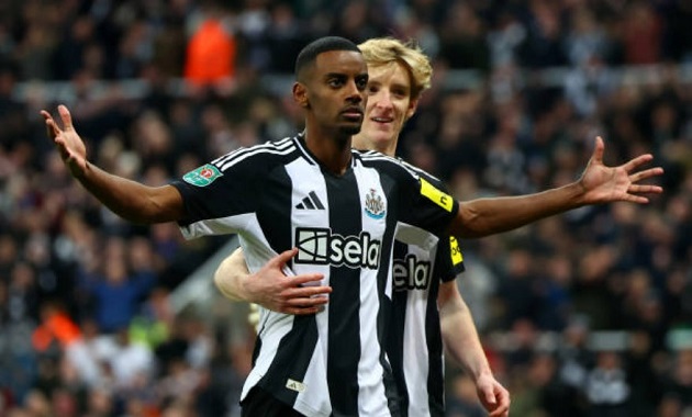 B&aacute;n Isak cũng khiến Newcastle tụt dốc kh&ocirc;ng phanh.