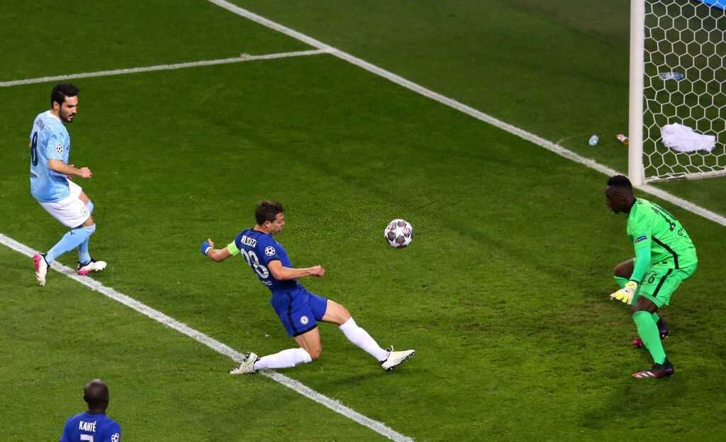 Azpilicueta giữ ch&igrave;a kh&oacute;a hệ thống ph&ograve;ng ngự.